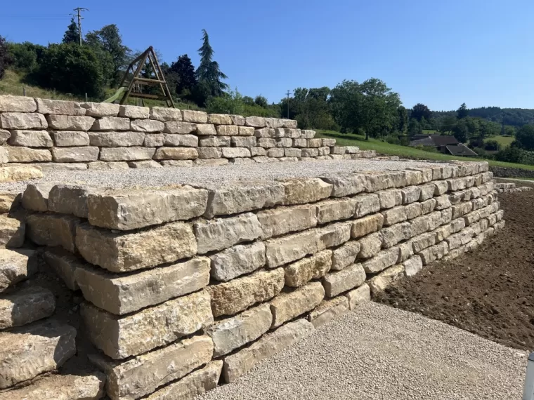 Terrassement et création d'un enrochement à Saint-Jean-le-Vieux, Ambérieu-en-Bugey, BOMBOURG TP